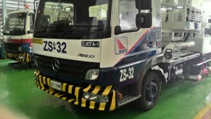 พิมพ์สติ๊กเกอร์พร้อม Car Wrap รถเติมน้ำมันสนามบิน